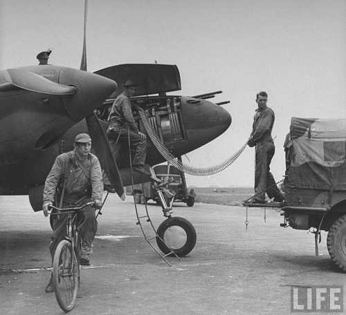 Men loading the machine guns with ammunition in the P-38 UK 1942.jpg