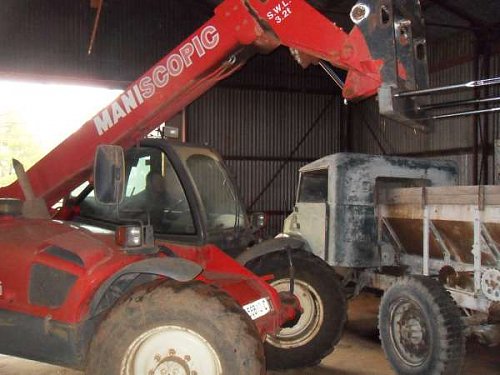 Manitou Removing Spreader off F15 014.jpg