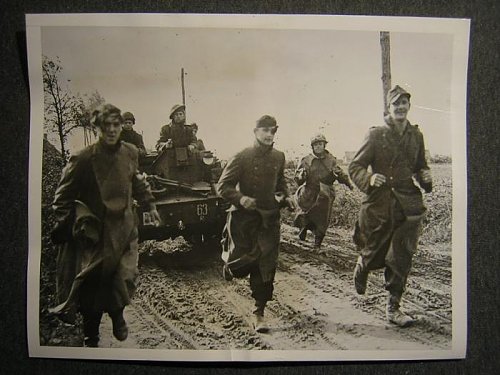 Click image for larger version

Name:	Holland Bren Gun Carrier German Prisoner WW2 Photo 515s.jpg
Views:	42
Size:	52.5 KB
ID:	37535