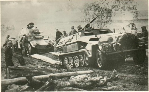 pzhalbketteundpanhardpzspaehwagen_baydeww2.jpg