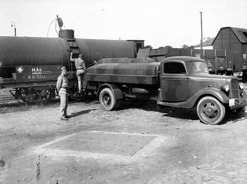 ford 1935 tanker hungary 0909 0915 forte.jpg