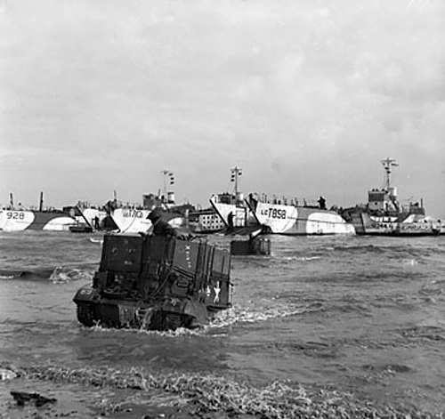 636px-Universal_carriers_on_Gold_Beach.jpg
