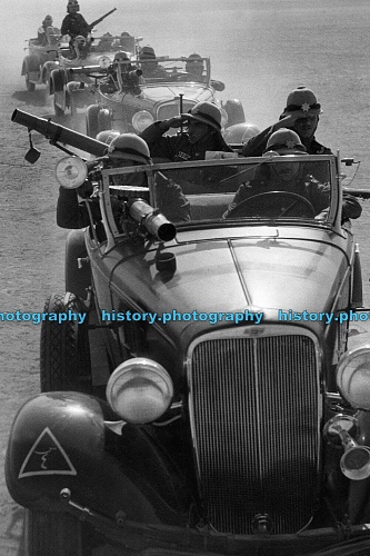 Iraq. Policemen with guns in the desert. 1935_001.jpg