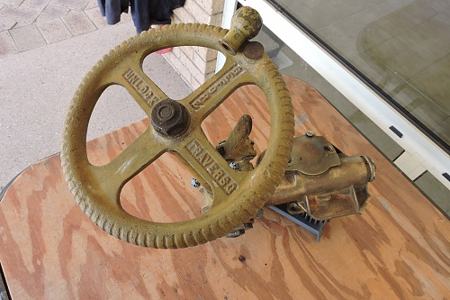 Traverse Handwheel Knob .jpg