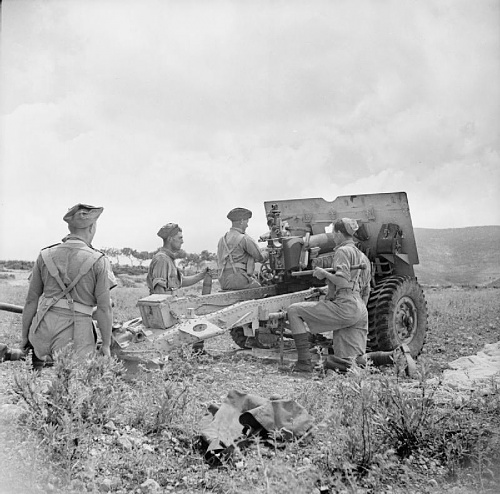 25_pounder_field_gun_of_153rd_Field_Regiment_07-06-1943.jpg