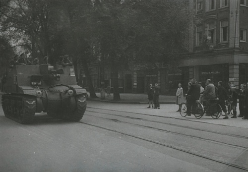 Sexton Aos 338b=98 Fd Regt RA C3 att 1 CAB - Amsterdam 27 May 45 - 114788.jpg