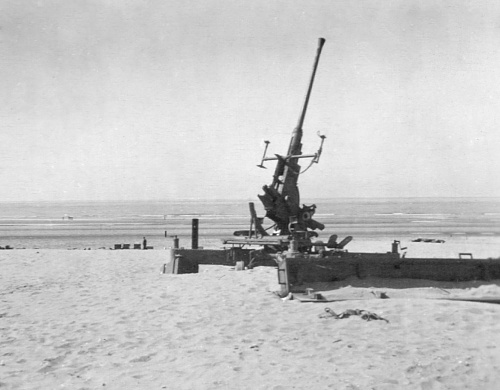 dunkirk beach AA gun 1940.jpg