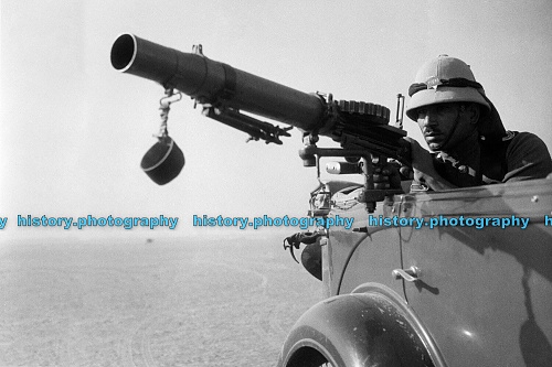 Iraq. Policemen with guns in the desert. 1935_002.jpg